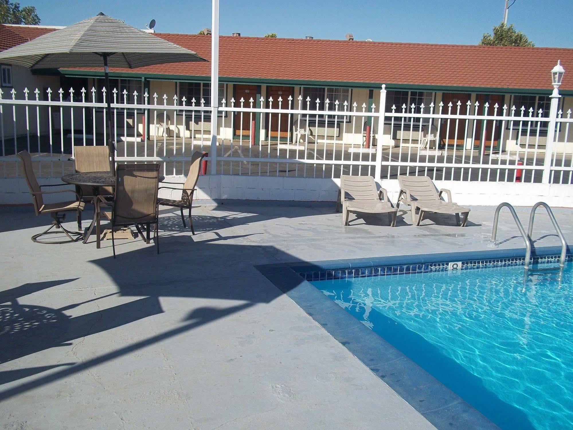 Holiday Motel Оукдейл Екстериор снимка